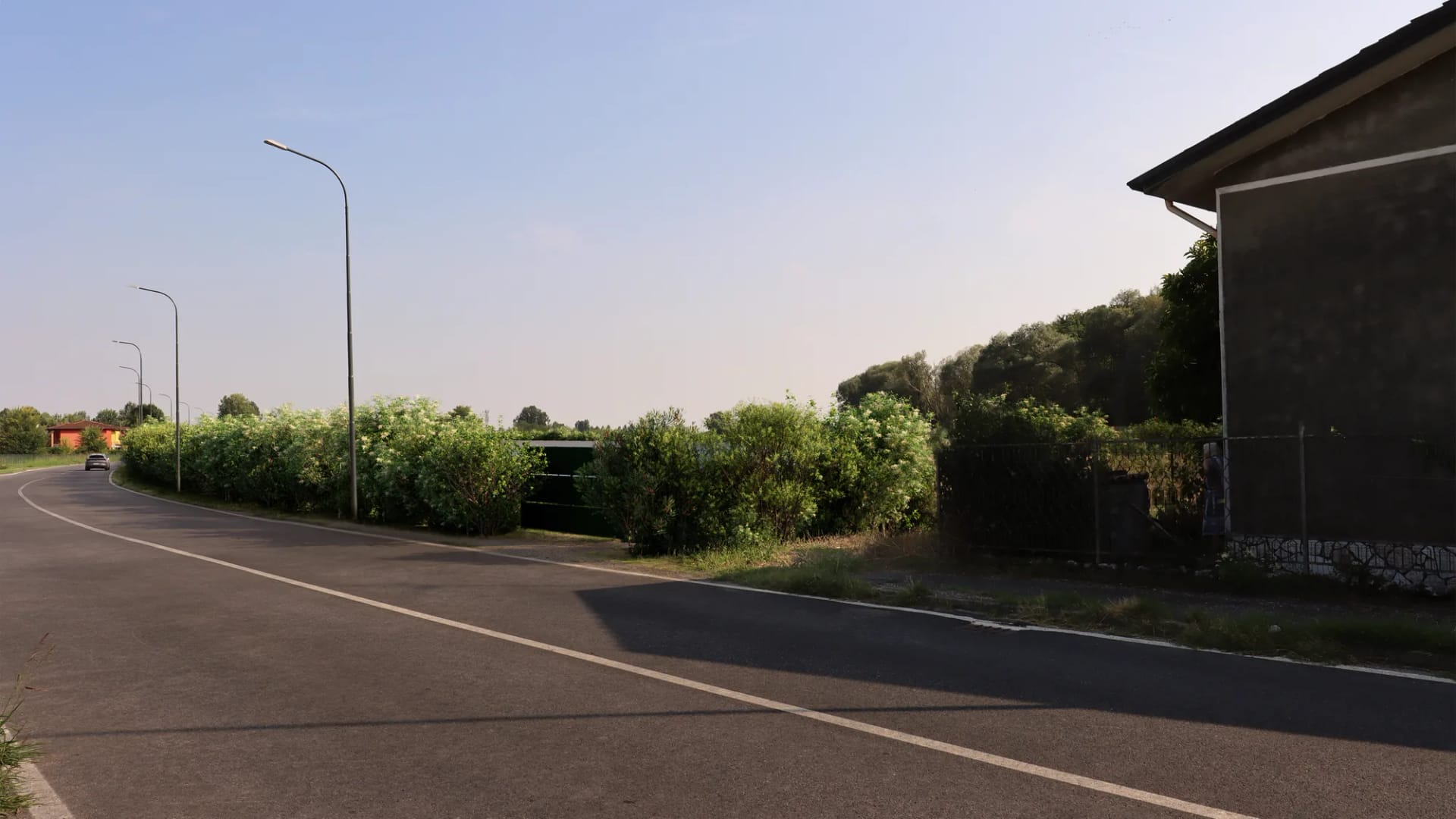 Fotoinserimento dell’impianto fotovoltaico dalla stessa strada, nascosto dalla siepe di mitigazione