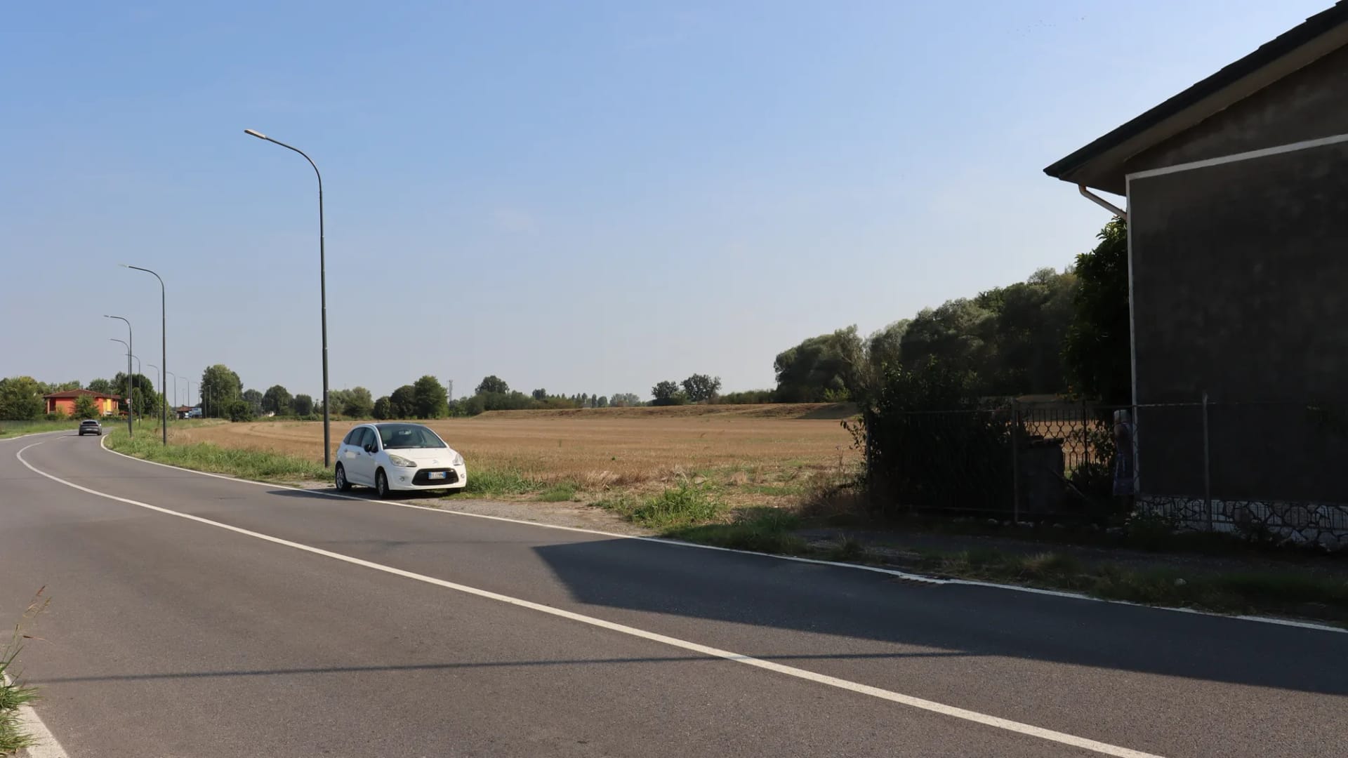 Foto dalla strada provinciale del terreno agricolo prima dell’impianto