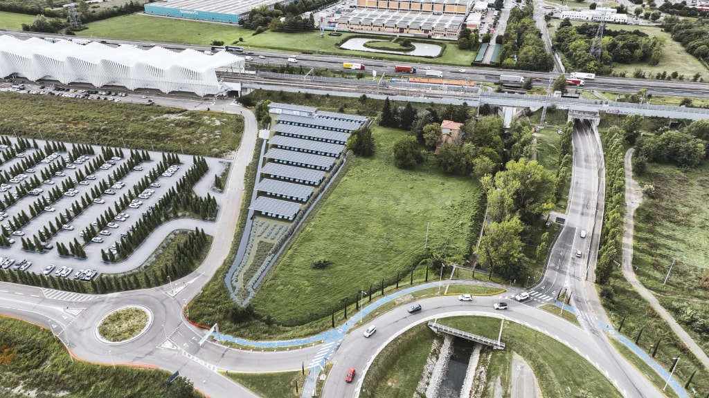 Pensiline fotovoltaiche parcheggio vista aerea fotoinserimento - Archivision Studio
