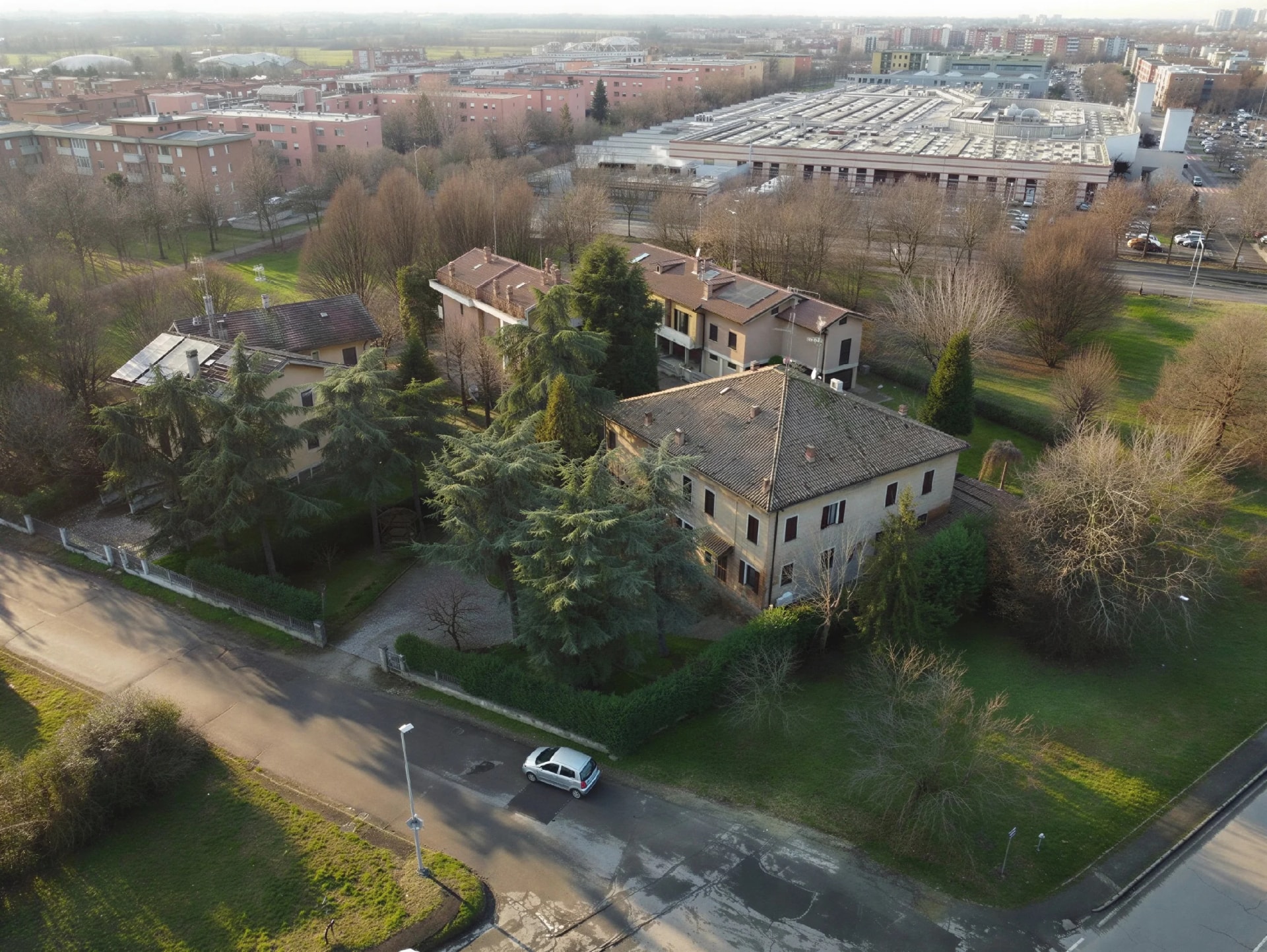 Luftaufnahme der Villa im Ist-Zustand, in ihrem stadtnahen Umfeld